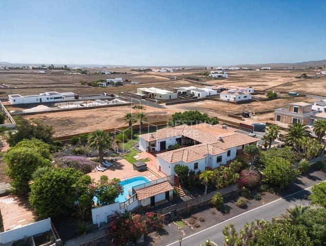 5 slaapkamer Villa te koop in Villaverde, La Oliva met zwembad garage - € 970.000 (Ref: 10022056)