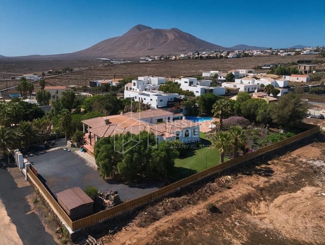 5 slaapkamer Villa te koop in Villaverde, La Oliva met zwembad garage - € 970.000 (Ref: 10022056)