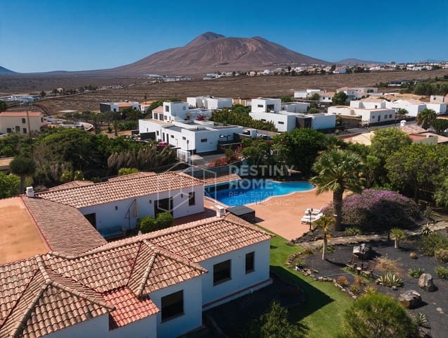 5 slaapkamer Villa te koop in Villaverde, La Oliva met zwembad garage - € 970.000 (Ref: 10022056)
