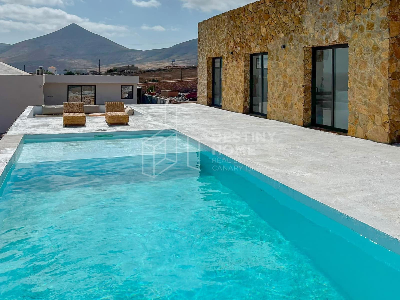 2 bedroom Villa for sale in Tindaya with pool garage - € 900,000 (Ref: 10022057)
