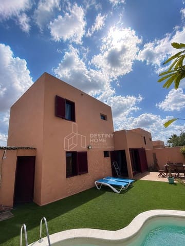 4 chambre Maison de Ville à vendre à Corralejo, La Oliva avec piscine garage - 450 000 € (Ref: 10108958)