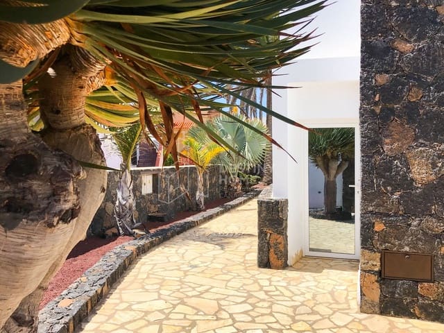 6 sovrum Villa till salu i Corralejo, La Oliva med pool - 1 600 000 € (Ref: 10135730)