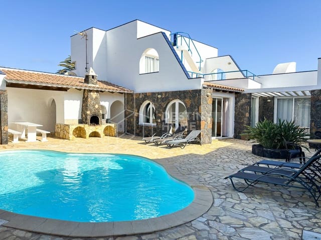 6 sovrum Villa till salu i Corralejo, La Oliva med pool - 1 600 000 € (Ref: 10135730)