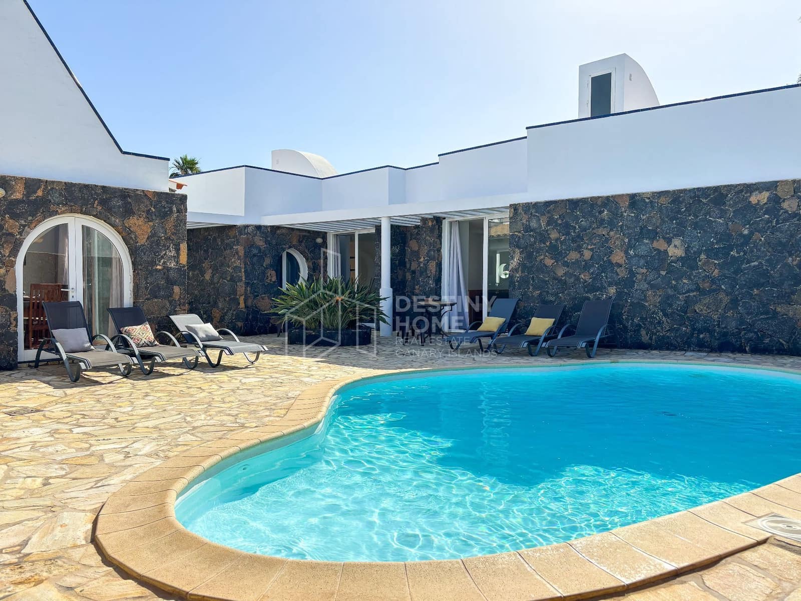 6 sovrum Villa till salu i Corralejo med pool - 1 600 000 € (Ref: 10135730)