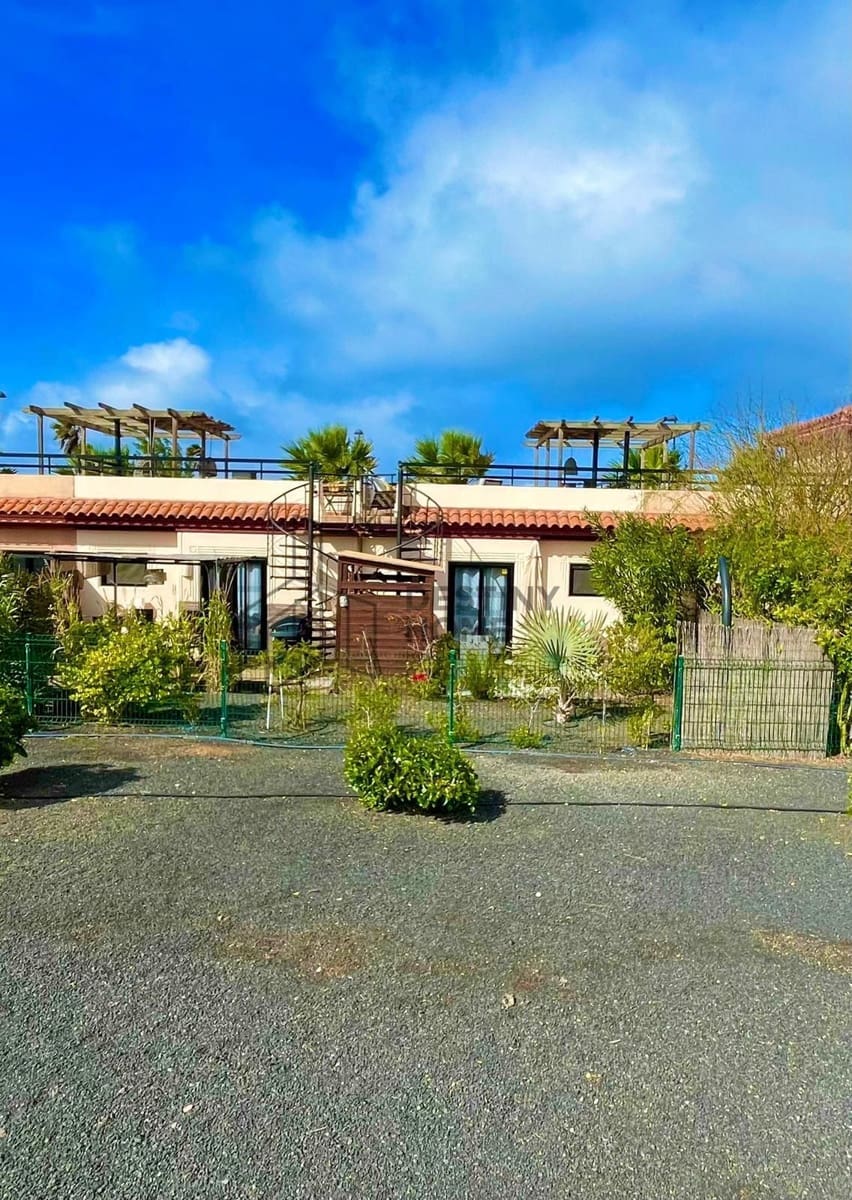 2 soverom Kjedet enebolig til salgs i Lajares med svømmebasseng garasje - € 329 000 (Ref: 10139207)