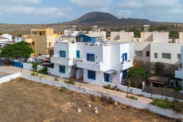 Pareado de 2 habitaciones en La Oliva en venta con garaje - 235.000 € (Ref: 10146302)