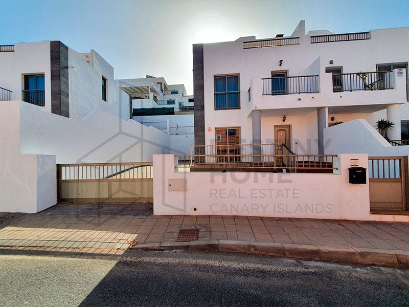 3 bedroom Villa for sale in Puerto del Rosario with garage - € 315,000 (Ref: 6496442)