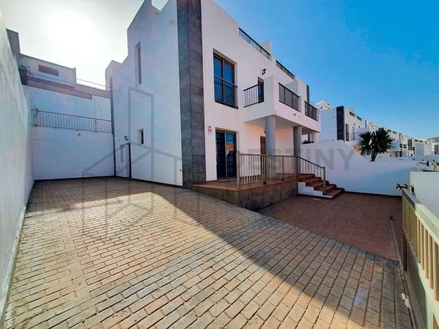 3 bedroom Villa for sale in Puerto del Rosario with garage - € 315,000 (Ref: 6496442)