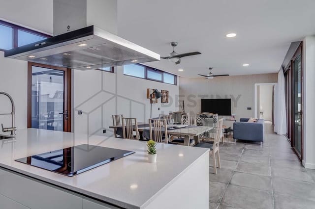 3 slaapkamer Villa te koop in Triquivijate, Antigua met zwembad garage - € 550.000 (Ref: 6781153)