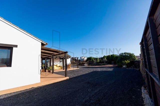 3 bedroom Villa for sale in Lajares, La Oliva with garage - € 735,000 (Ref: 7357723)