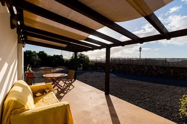 3 bedroom Villa for sale in Lajares, La Oliva with garage - € 735,000 (Ref: 7357723)