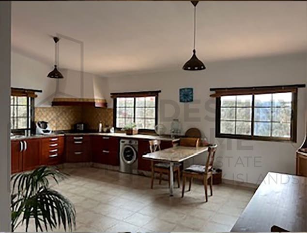 7 bedroom Villa for sale in Lajares, La Oliva - € 945,000 (Ref: 7826761)