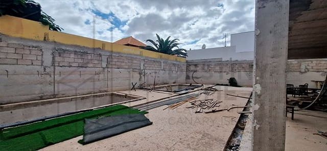 3 soveværelse Villa til salg i Corralejo, La Oliva med swimmingpool - € 500.000 (Ref: 7996985)
