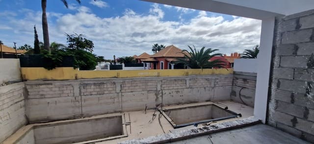 3 soveværelse Villa til salg i Corralejo, La Oliva med swimmingpool - € 500.000 (Ref: 7996985)