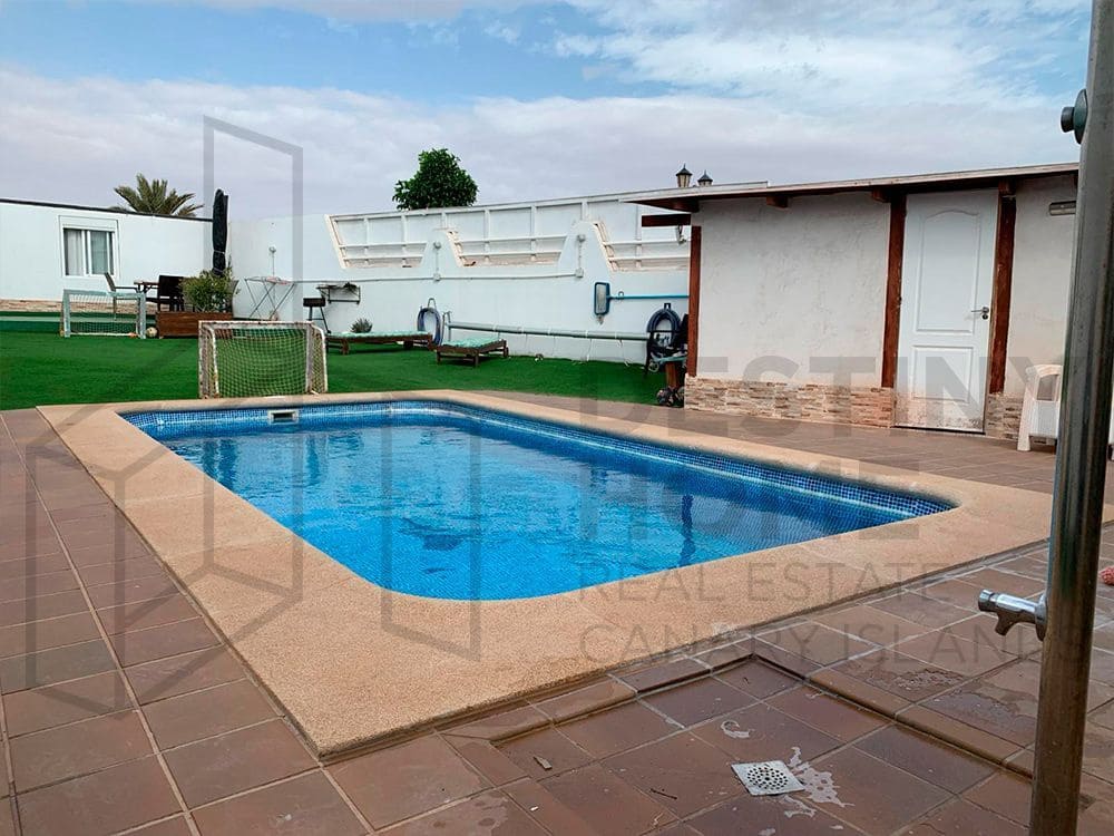 4 soveværelse Villa til salg i Caleta de Fuste med swimmingpool garage - € 760.000 (Ref: 8089053)