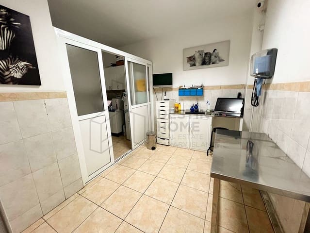 Commercial for sale in Corralejo, La Oliva - € 179,000 (Ref: 8514091)