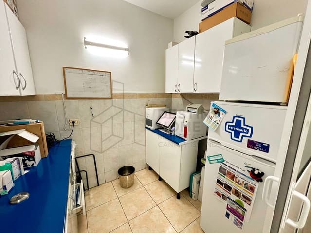 Commercial for sale in Corralejo, La Oliva - € 179,000 (Ref: 8514091)