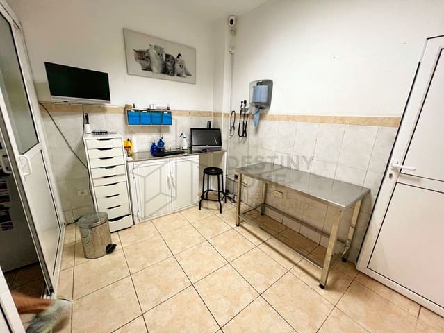 Commercial for sale in Corralejo, La Oliva - € 179,000 (Ref: 8514091)