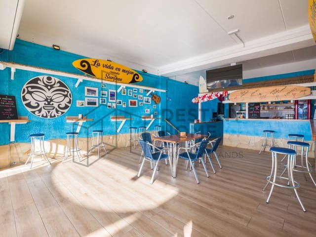 Commercial for sale in Corralejo, La Oliva - € 400,000 (Ref: 8579377)