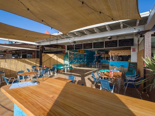 Commercial for sale in Corralejo, La Oliva - € 400,000 (Ref: 8579377)