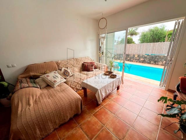 2 soveværelse Byhus til salg i Corralejo, La Oliva med swimmingpool garage - € 215.000 (Ref: 8612321)