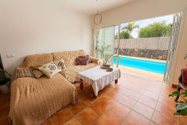 2 soveværelse Byhus til salg i Corralejo, La Oliva med swimmingpool garage - € 215.000 (Ref: 8612321)