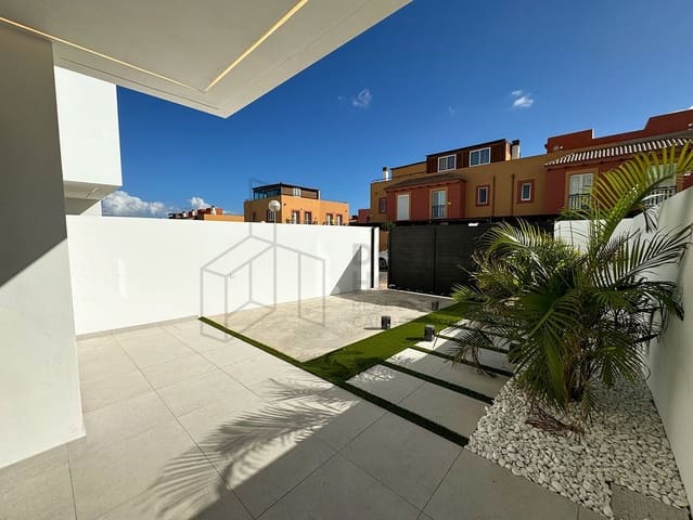 3 soverom Kjedet enebolig til salgs i Corralejo, La Oliva med svømmebasseng garasje - € 450 000 (Ref: 8644678)