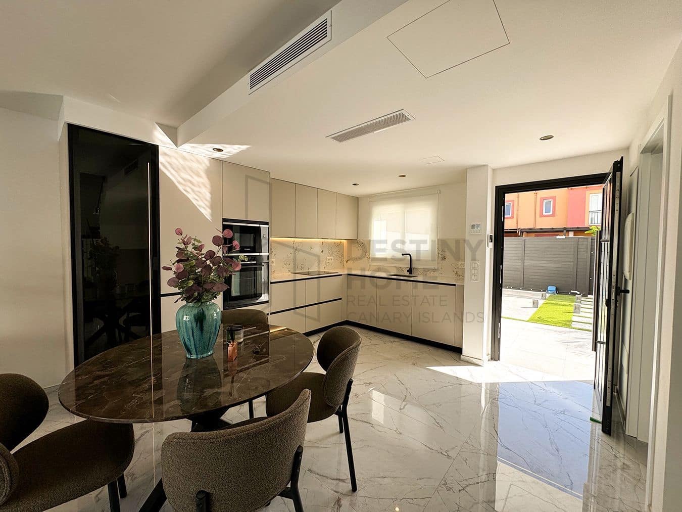 3 soveværelse Semi-Rækkehus til salg i Corralejo med swimmingpool garage - € 450.000 (Ref: 8644678)