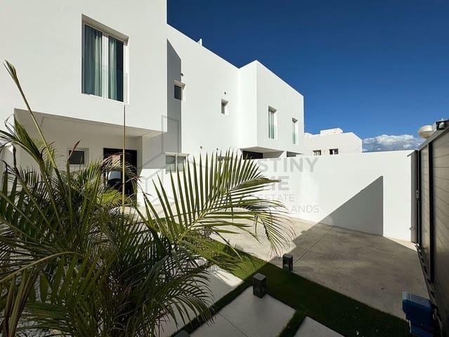 3 soverom Kjedet enebolig til salgs i Corralejo, La Oliva med svømmebasseng garasje - € 450 000 (Ref: 8644678)