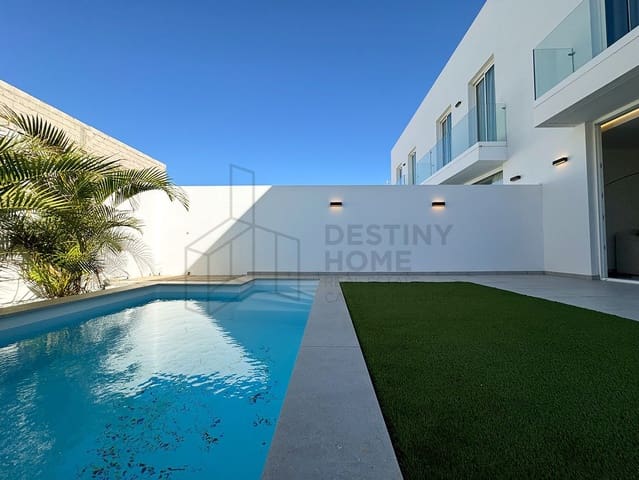 3 soverom Kjedet enebolig til salgs i Corralejo, La Oliva med svømmebasseng garasje - € 450 000 (Ref: 8644678)