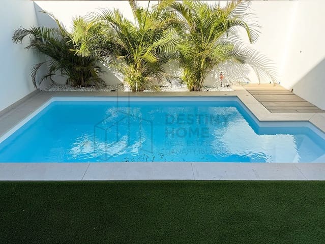 3 soverom Kjedet enebolig til salgs i Corralejo, La Oliva med svømmebasseng garasje - € 450 000 (Ref: 8644678)