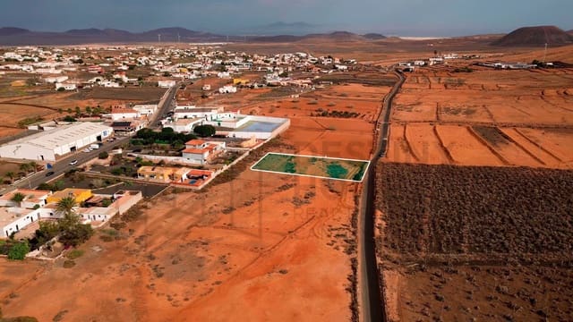 Grunde uden byggetilladelser til salg i Villaverde, La Oliva - € 99.000 (Ref: 8656109)