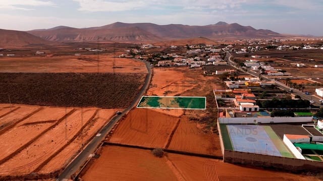 Grunde uden byggetilladelser til salg i Villaverde, La Oliva - € 99.000 (Ref: 8656109)