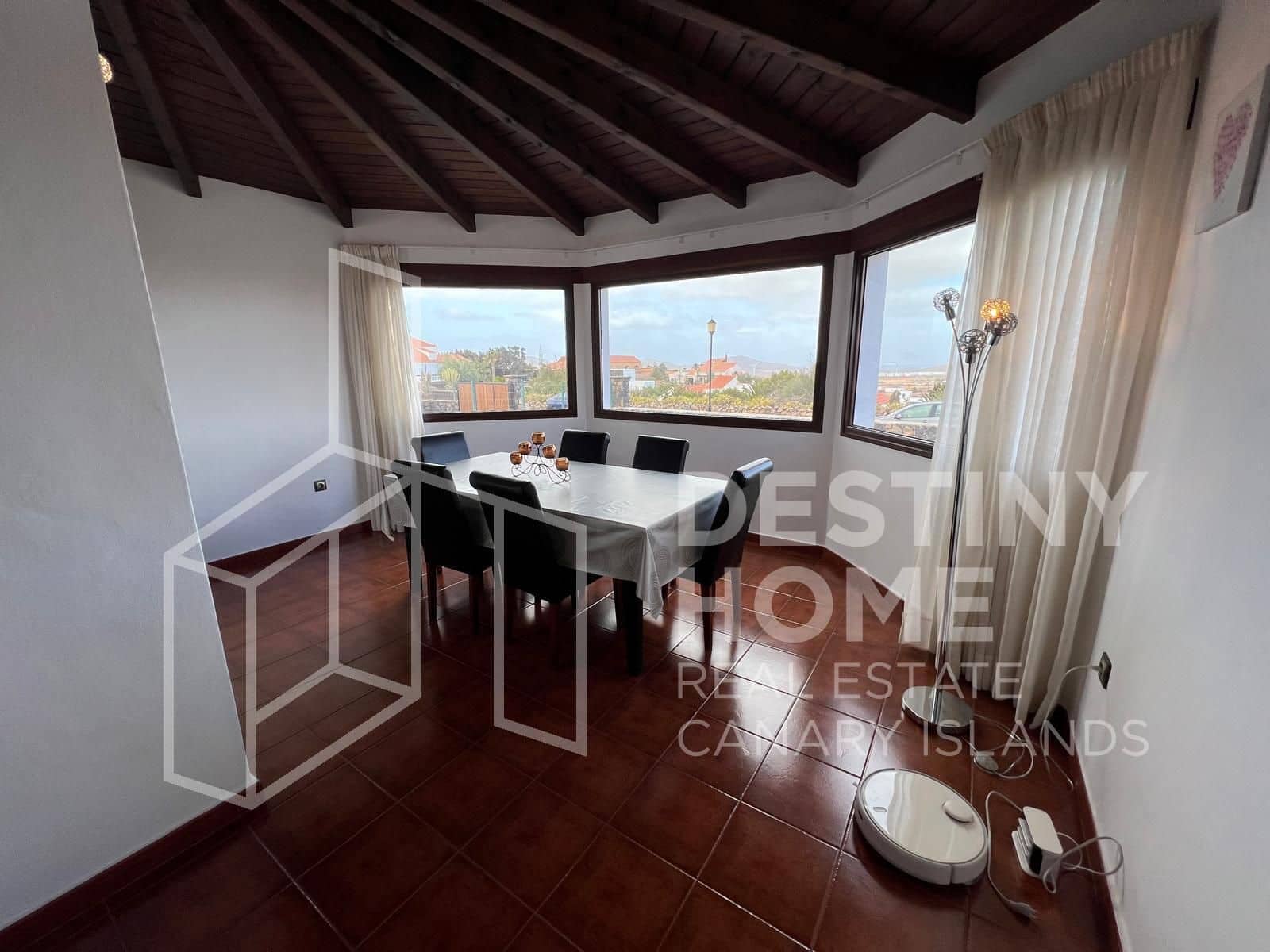 4 slaapkamer Villa te koop in Villaverde met zwembad garage - € 735.000 (Ref: 8781162)