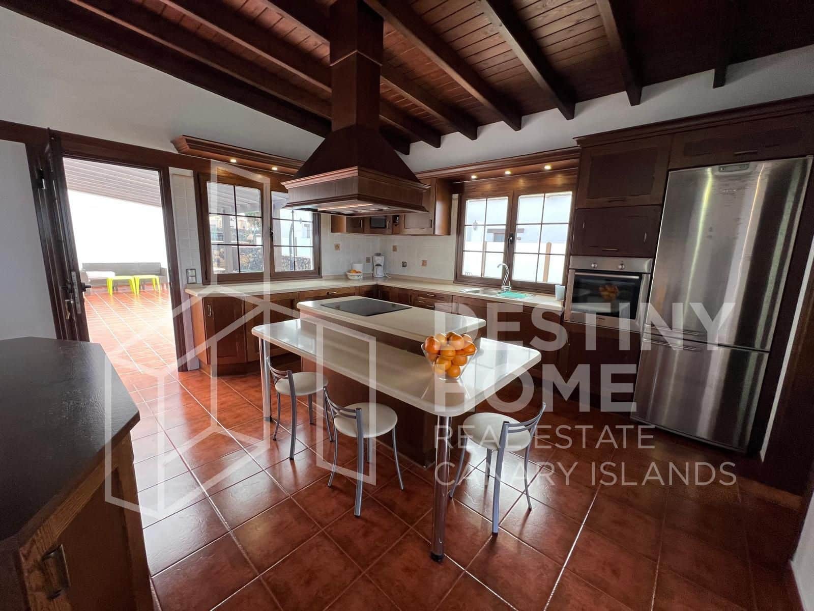 4 slaapkamer Villa te koop in Villaverde met zwembad garage - € 735.000 (Ref: 8781162)