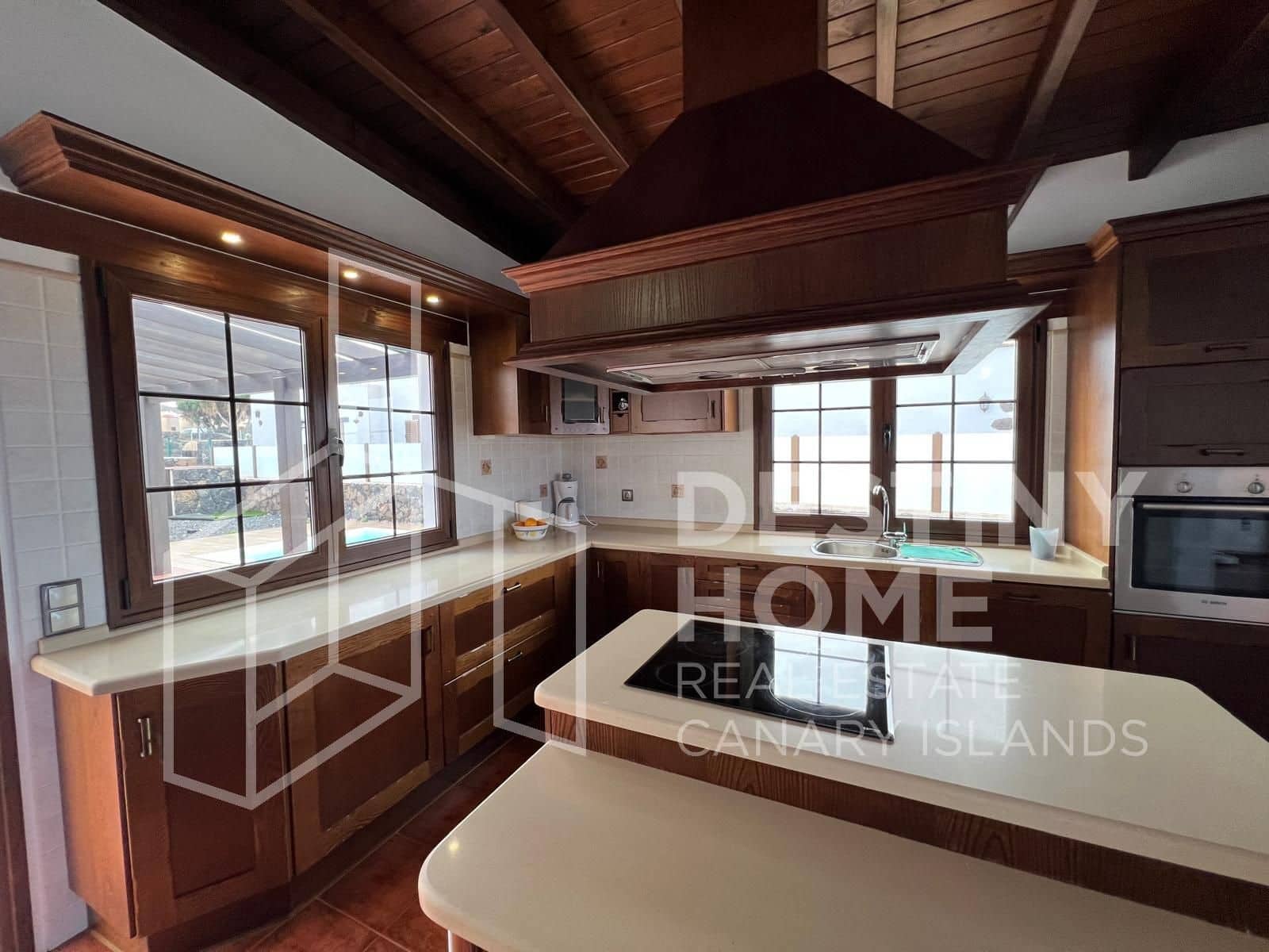 4 slaapkamer Villa te koop in Villaverde met zwembad garage - € 735.000 (Ref: 8781162)