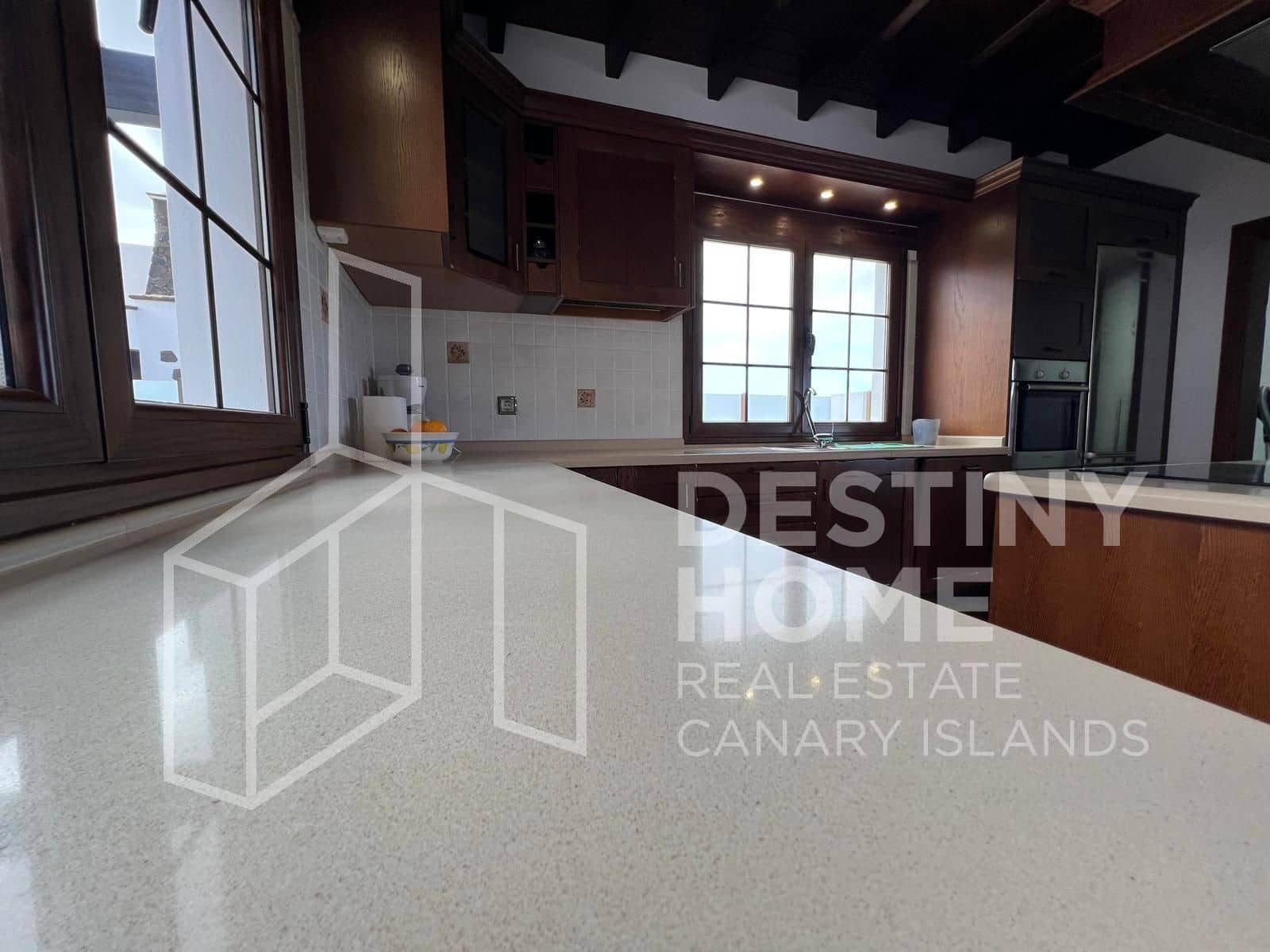 4 slaapkamer Villa te koop in Villaverde met zwembad garage - € 735.000 (Ref: 8781162)