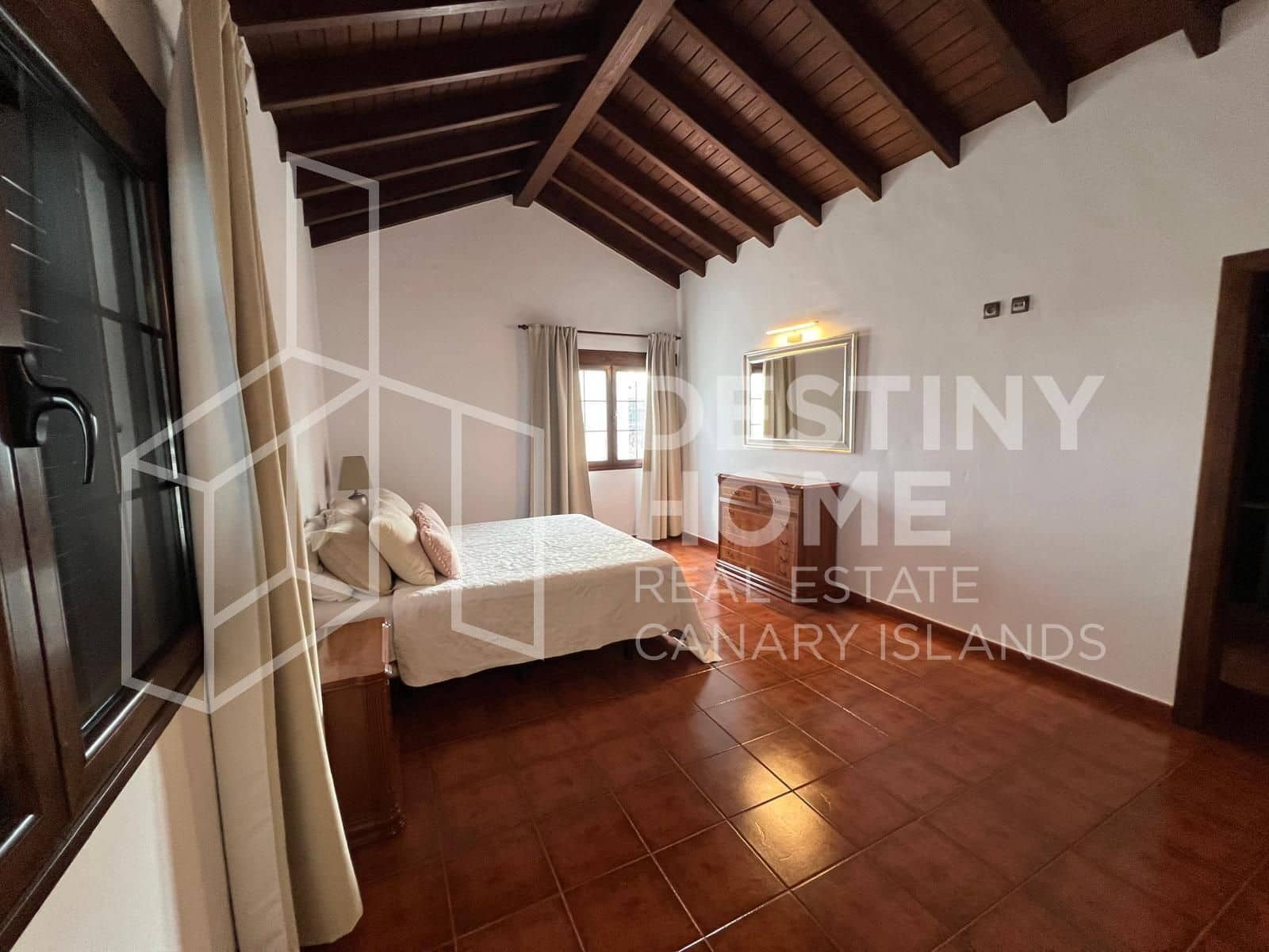 4 slaapkamer Villa te koop in Villaverde met zwembad garage - € 735.000 (Ref: 8781162)