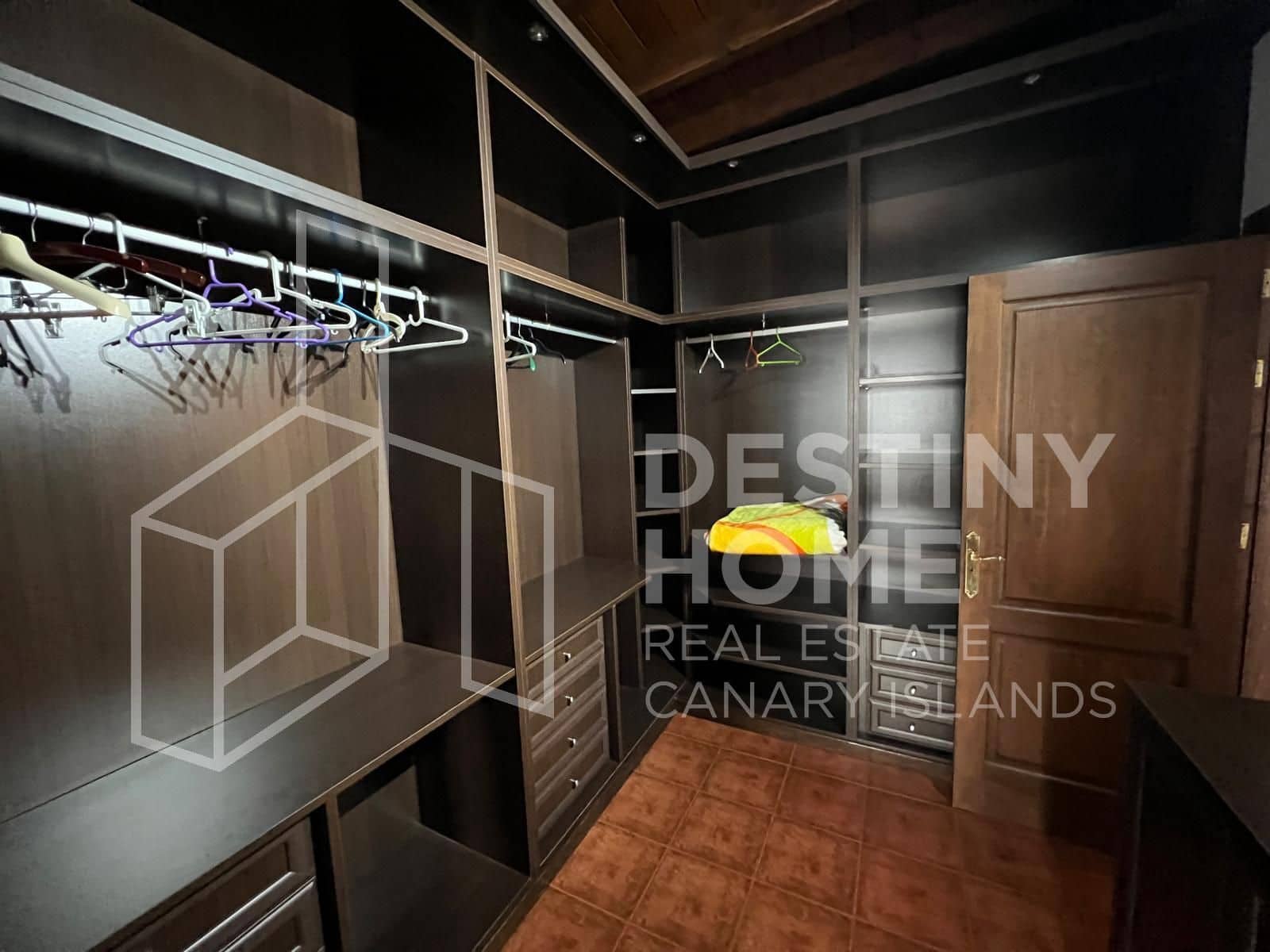 4 slaapkamer Villa te koop in Villaverde met zwembad garage - € 735.000 (Ref: 8781162)