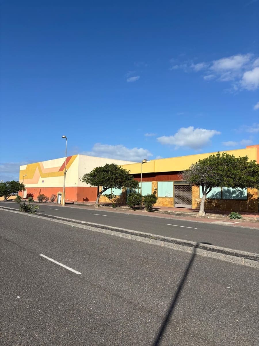 Kaupallinen myytävänä paikassa Corralejo - 800 000 € (Ref: 8912623)