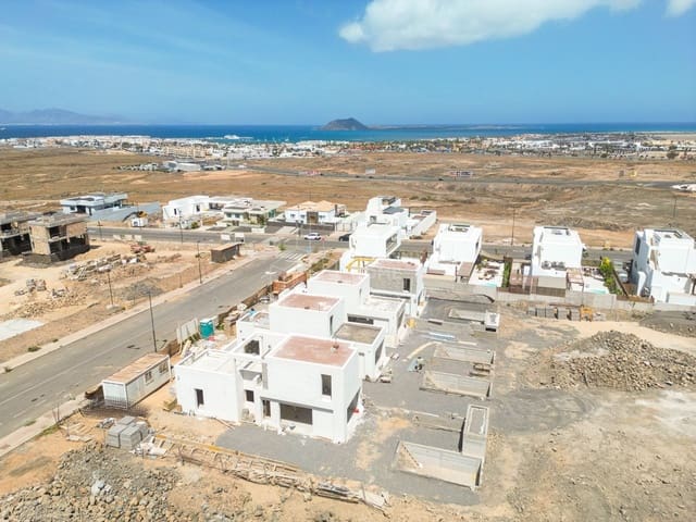 3 makuuhuone Huvila myytävänä paikassa Corralejo, La Oliva mukana uima-altaan - 520 000 € (Ref: 8938463)