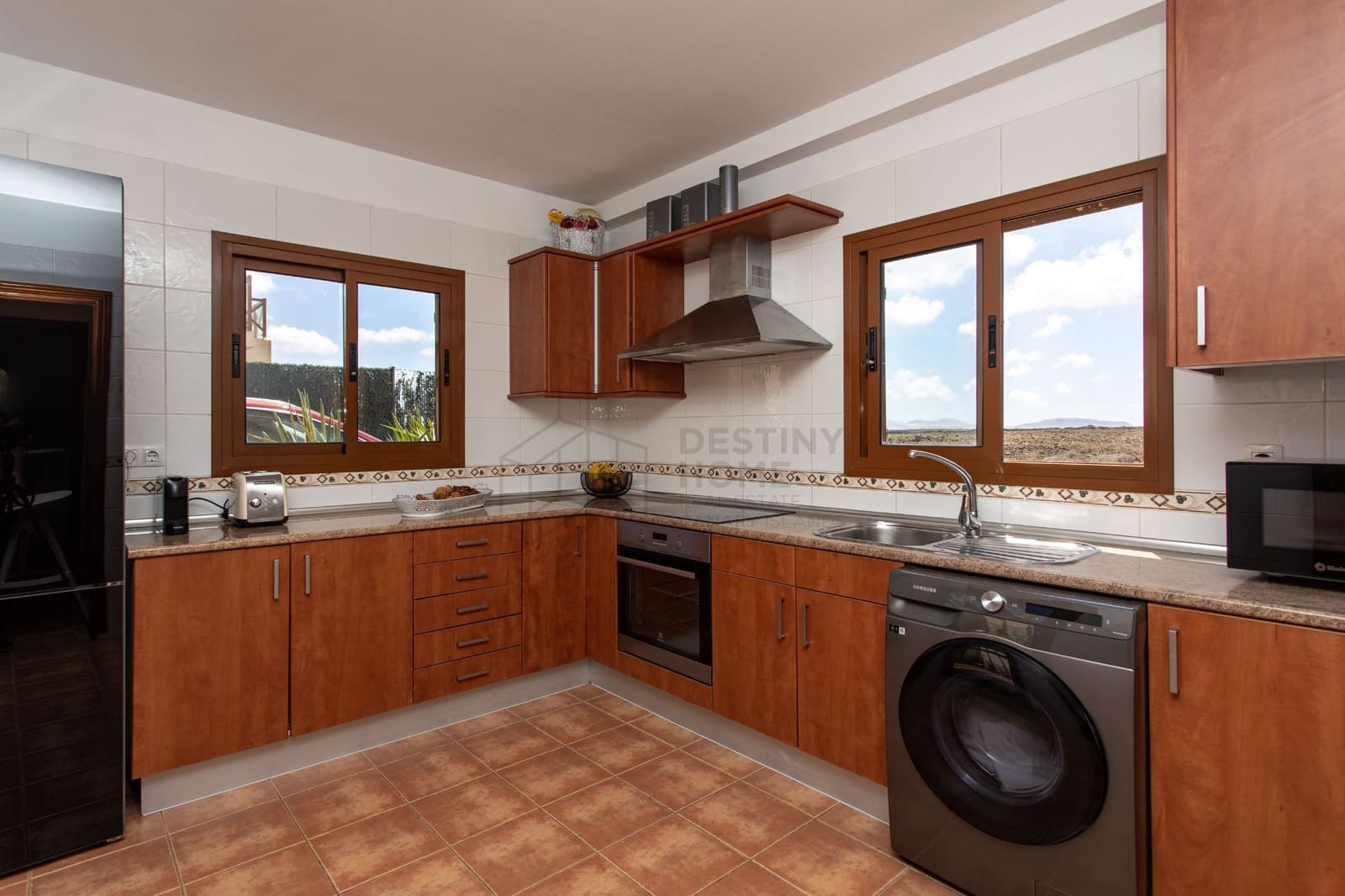 3 sypialnia Willa na sprzedaż w Corralejo z basenem garażem - 415 000 € (Ref: 9000965)