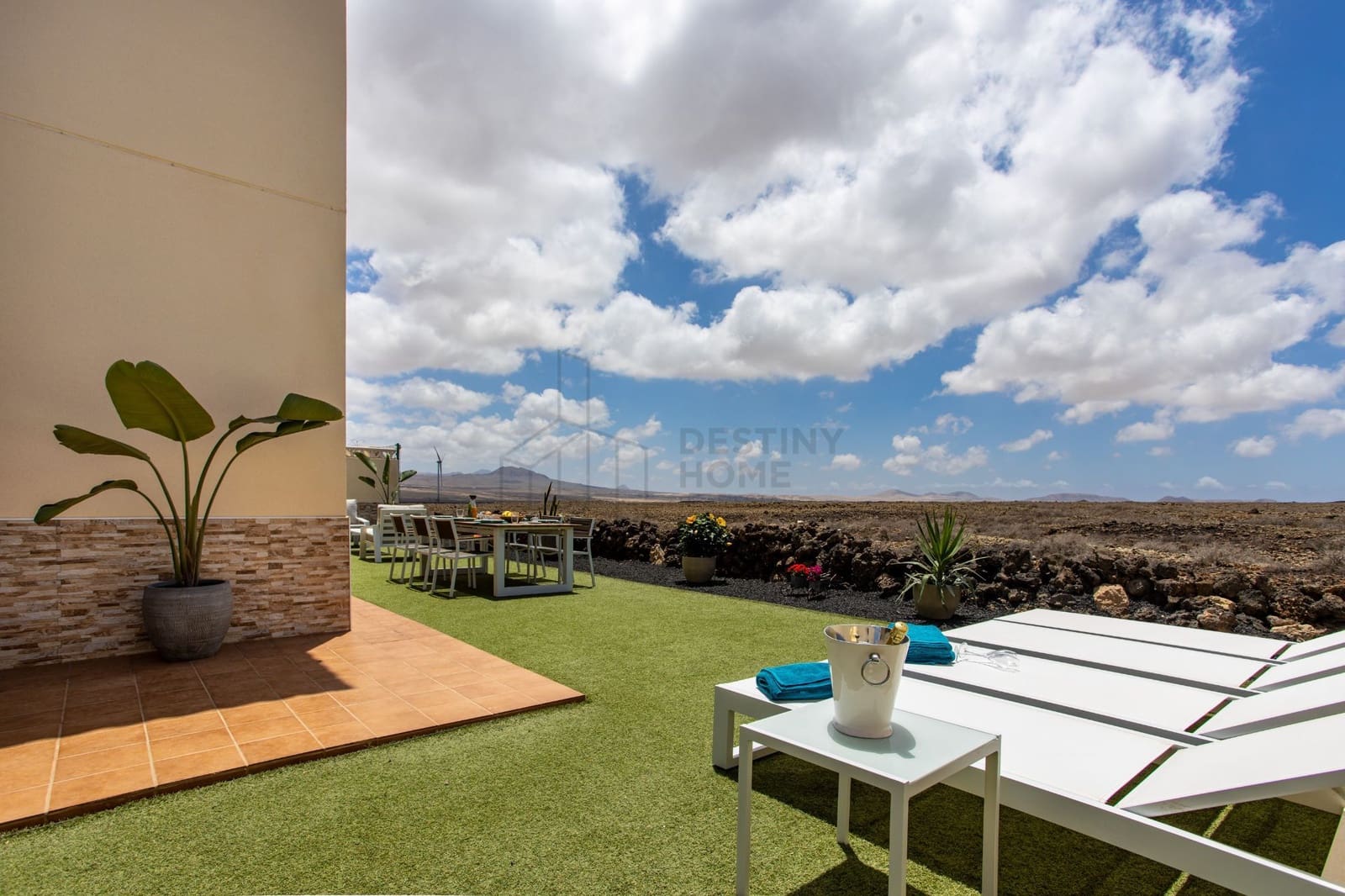 3 sypialnia Willa na sprzedaż w Corralejo z basenem garażem - 415 000 € (Ref: 9000965)