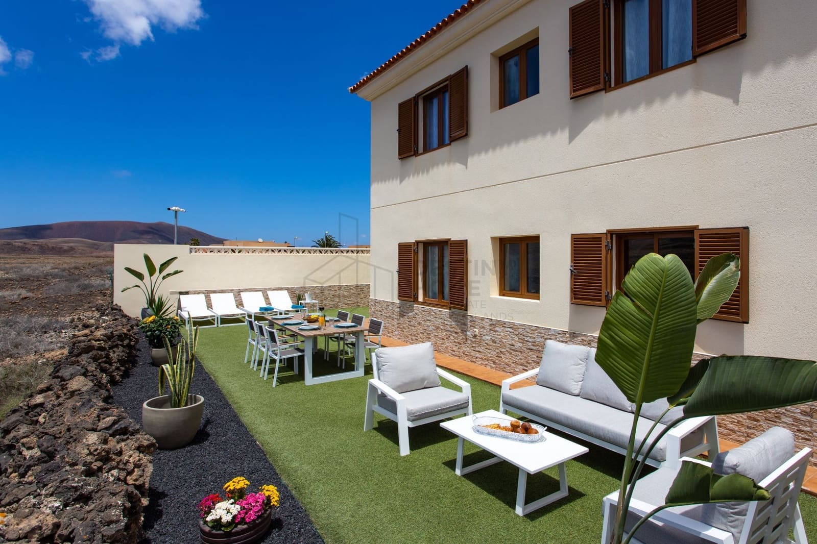 3 sypialnia Willa na sprzedaż w Corralejo z basenem garażem - 415 000 € (Ref: 9000965)