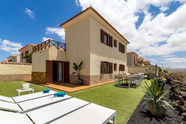 3 bedroom Villa for sale in Corralejo, La Oliva with pool garage - € 415,000 (Ref: 9000965)