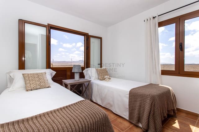 3 chambre Villa/Maison à vendre à Corralejo, La Oliva avec piscine garage - 415 000 € (Ref: 9000965)