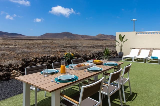 3 bedroom Villa for sale in Corralejo, La Oliva with pool garage - € 415,000 (Ref: 9000965)