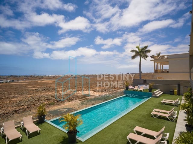 Chalet de 9 habitaciones en Corralejo, La Oliva en venta con piscina garaje - 1.800.000 € (Ref: 9029442)