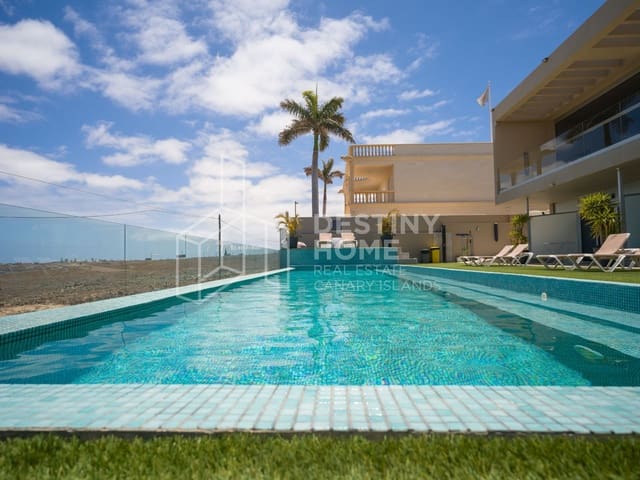 Chalet de 9 habitaciones en Corralejo, La Oliva en venta con piscina garaje - 1.800.000 € (Ref: 9029442)