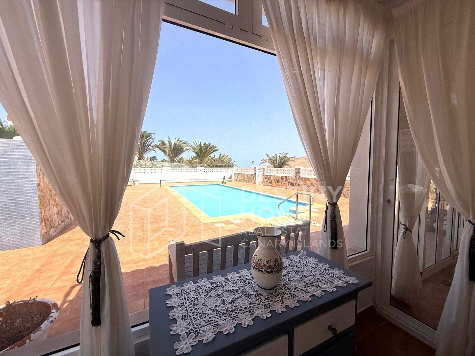 3 soveværelse Villa til salg i La Oliva med swimmingpool garage - € 440.000 (Ref: 9162071)